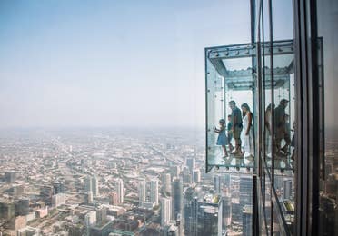 Family standing on Skydeck in Chicago near Fox River Resort.