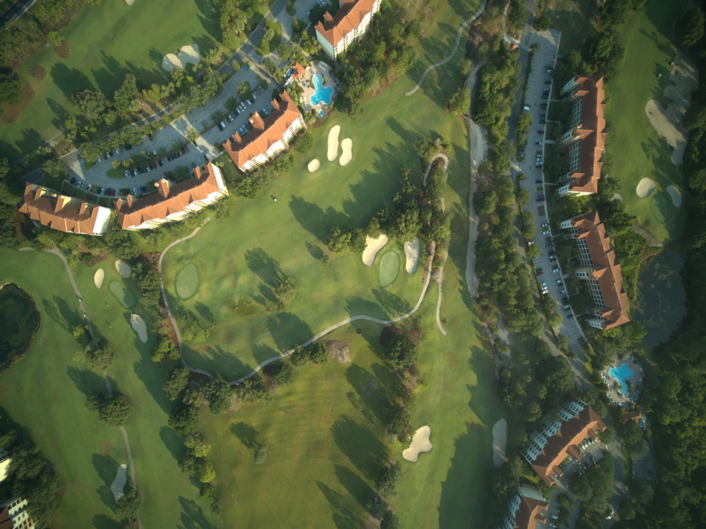Beautiful shot of an Orlando golf course, showing the water and the sand traps.