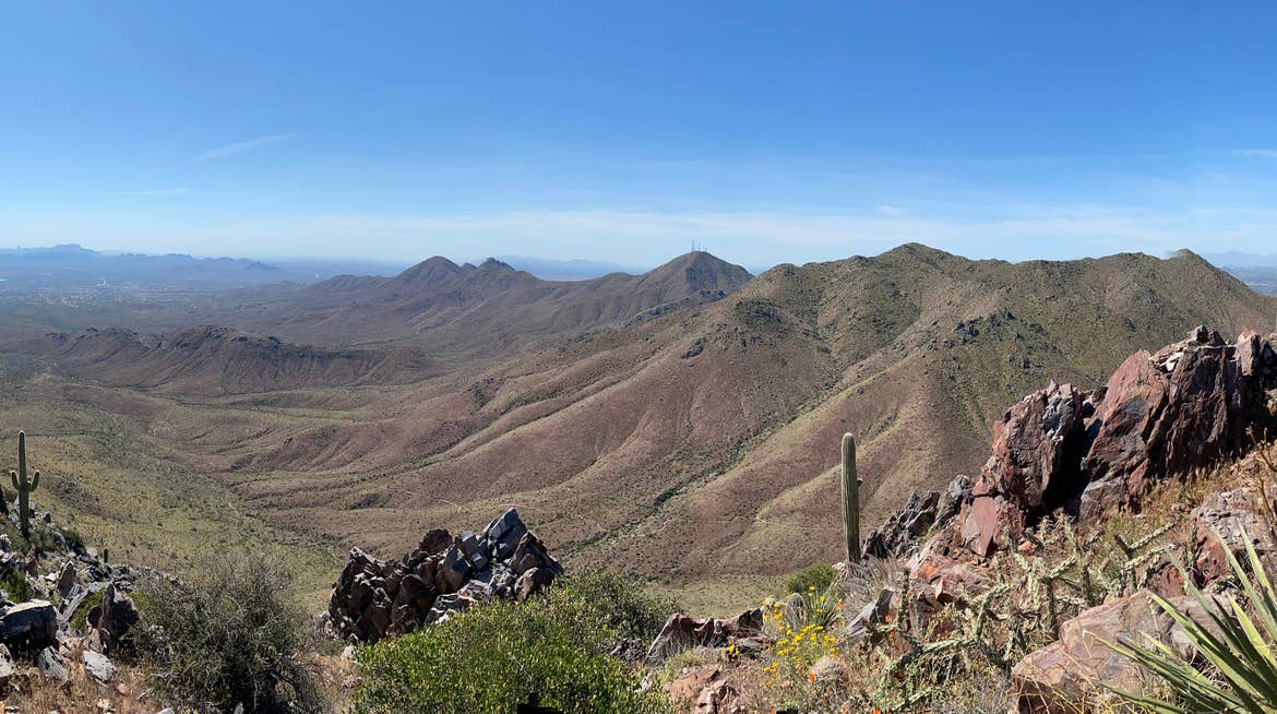 A gorgeous view of the mountainous, desert Arizona landscape.