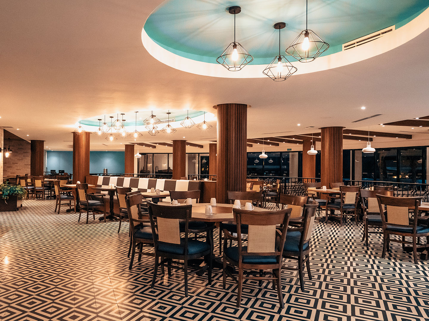 Enjoy international cuisine at one of our wonderful restaurants with a beach view at Royal Sands Resorts in Cancun, Mexico. 