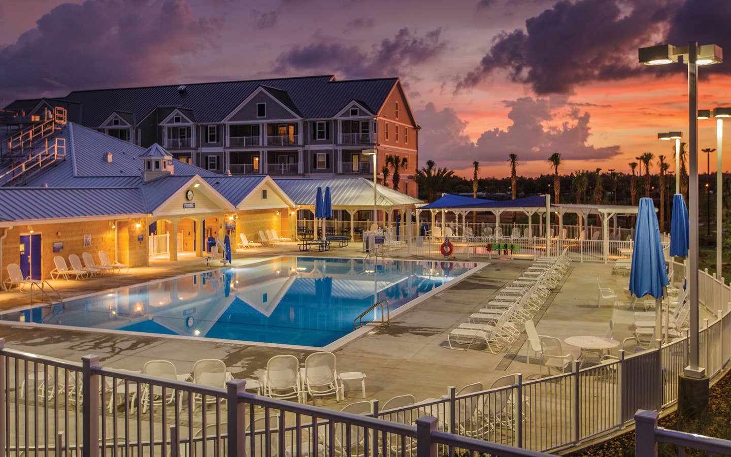 Orlando Breeze Resort property building and swimming pool in Florida.