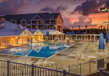 Orlando Breeze Resort property building and swimming pool in Florida.