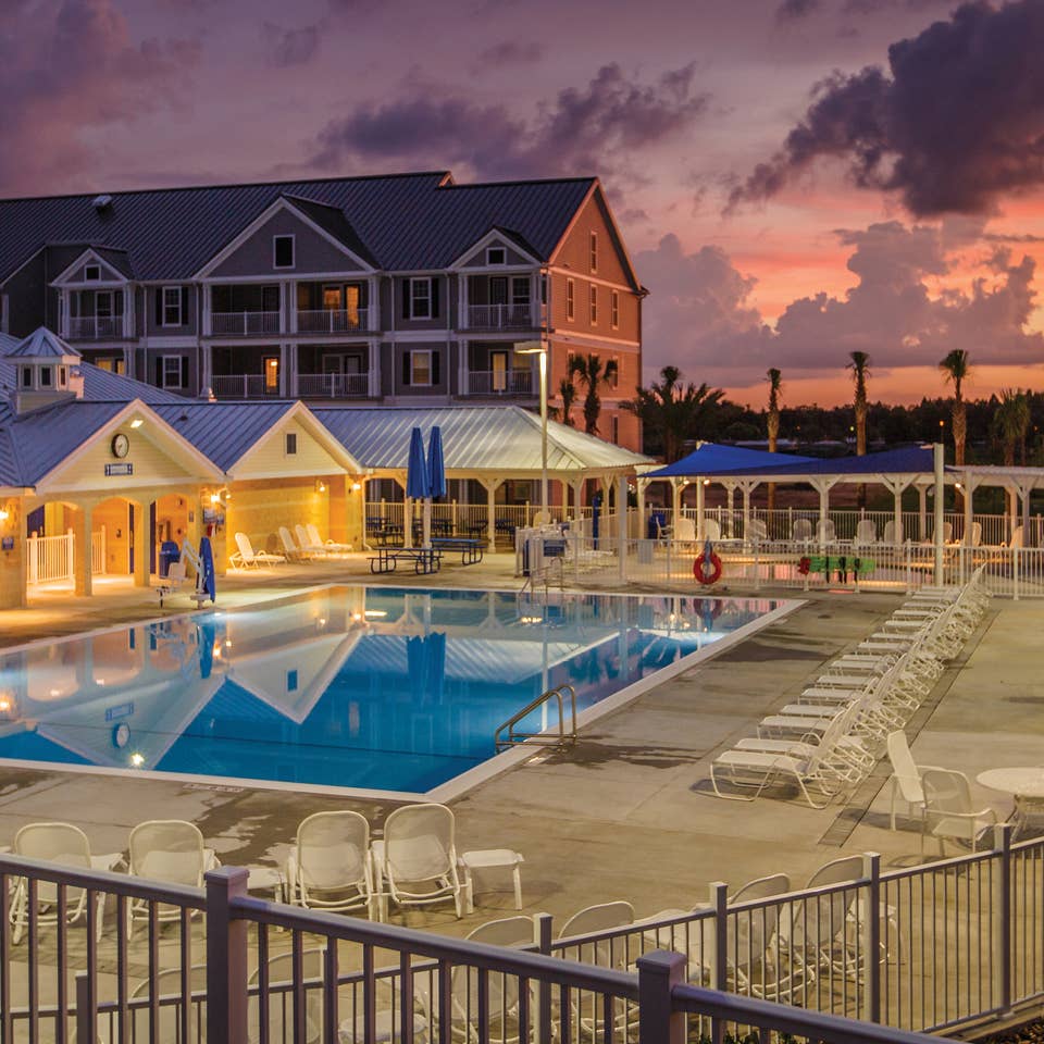 Orlando Breeze Resort property building and swimming pool in Florida.
