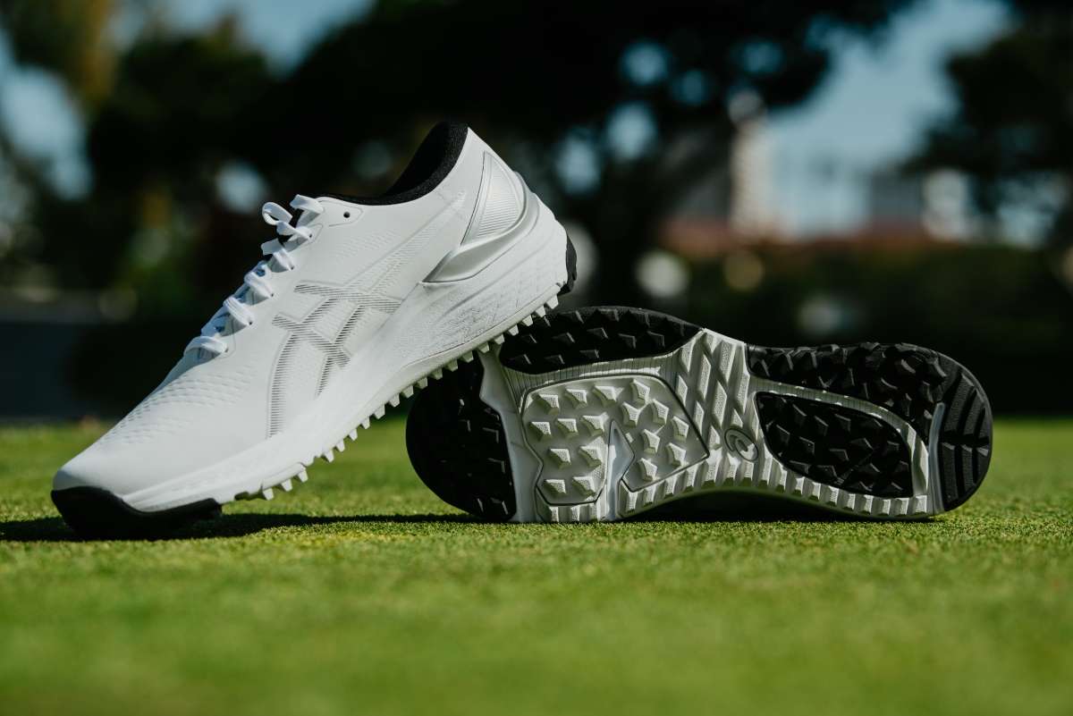The difference between spike less spike golf shoes ASICS
