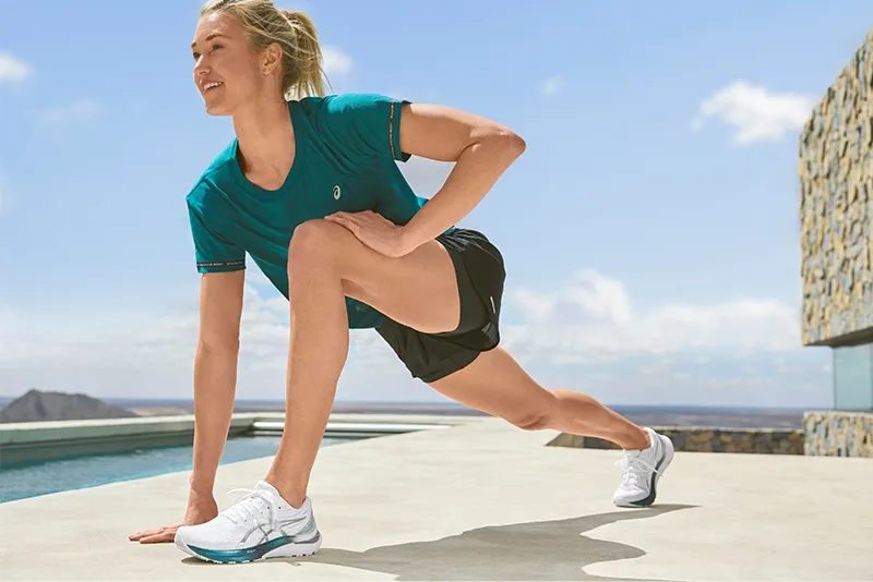 Women in ASICS road 2 n 1 short