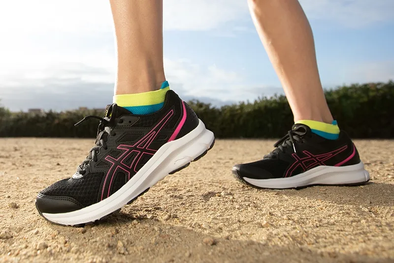 contend 7 running shoe with socks
