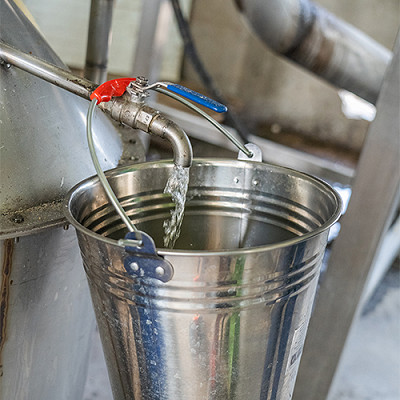 melissa-oil-flowing-in-pail-distillation-sourcing-400x400-global.jpg