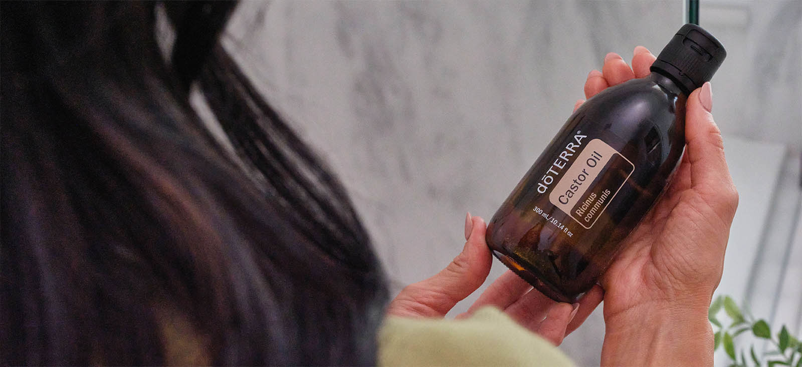 300ml-castor-oil-in-hand-1600x733-us.jpg