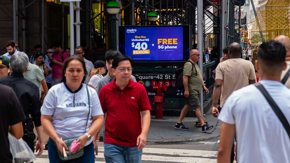 Metro PCS advertisement on New York City Video Urban Panel