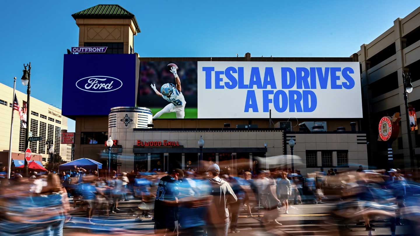 out of home automotive advertising range rover billboard