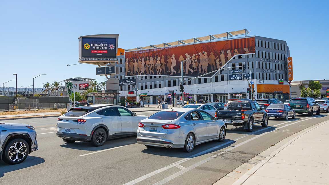 Digital billboard at Las Americas Premium Outlets