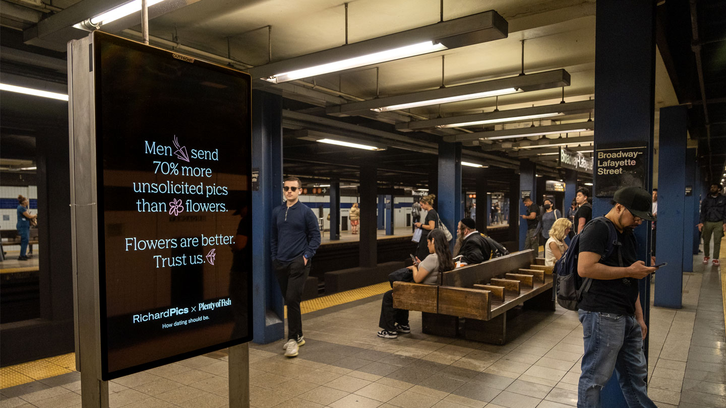 out of home digital transit advertising new york city