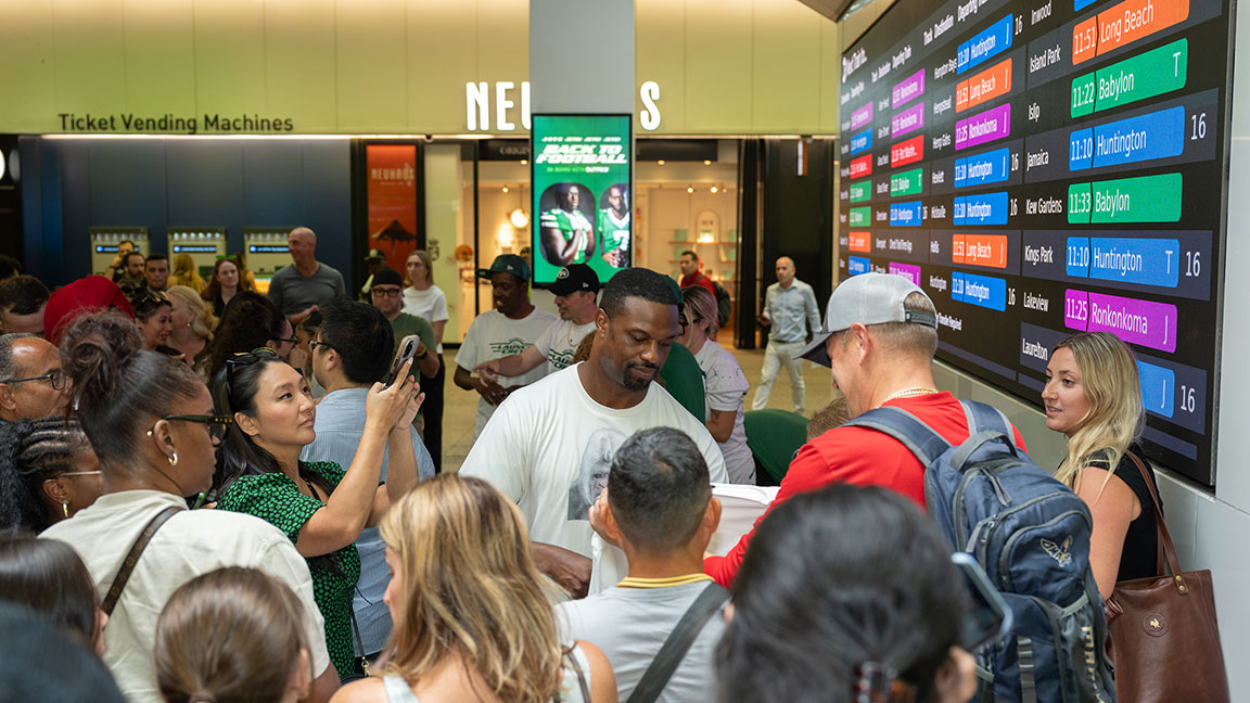 Bart Scott meets Jets fans at pop-up activation at Penn Station