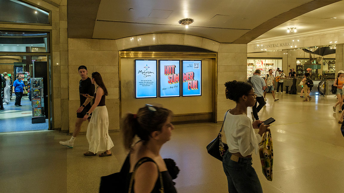 Mohegan Sun DOOH ad on Grand Central Terminal Liveboard Network