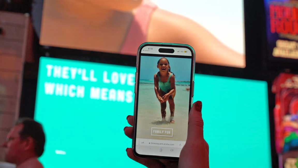 Times Square visitor selects Family Fun option in Aruba Tourism campaign via QRad content control