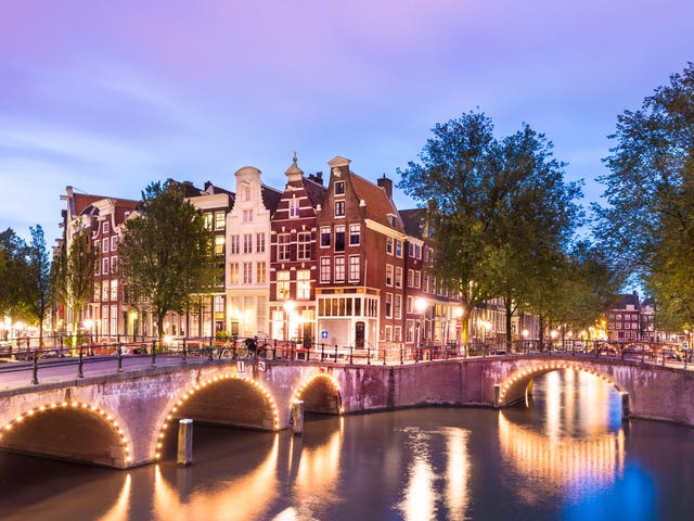 Amsterdam_iStock-490213536.jpg