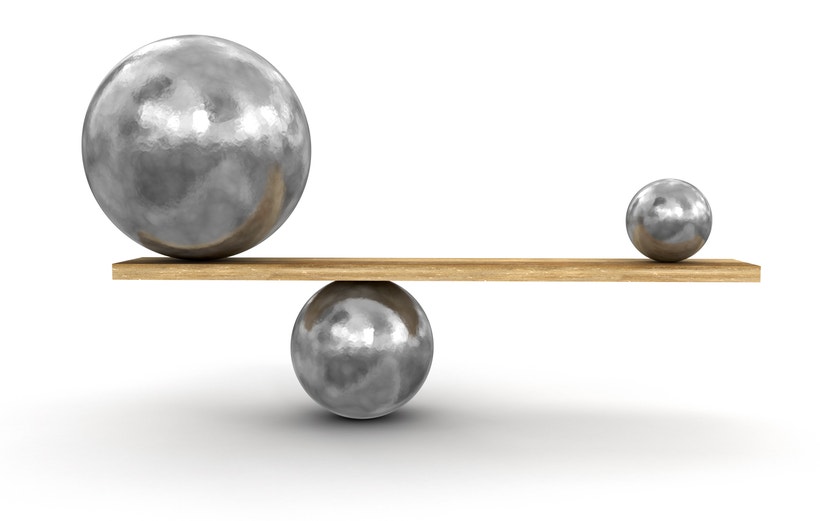 scale like diagram where two metal spheres weigh the same