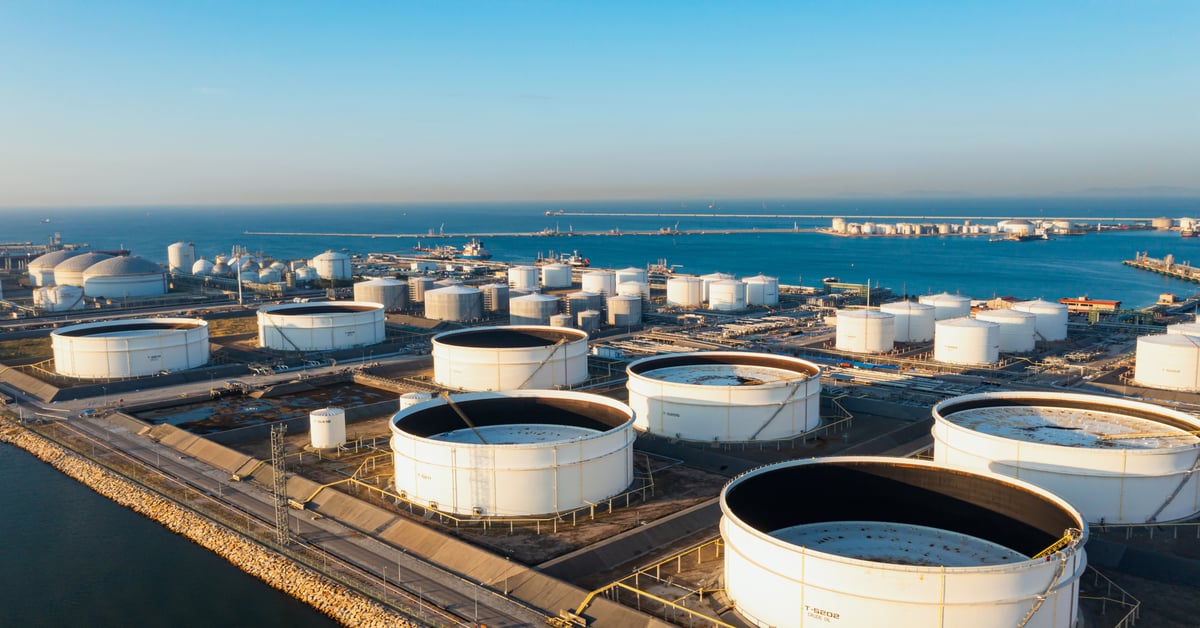 Euro Edges Higher as Oil Risk Lingers