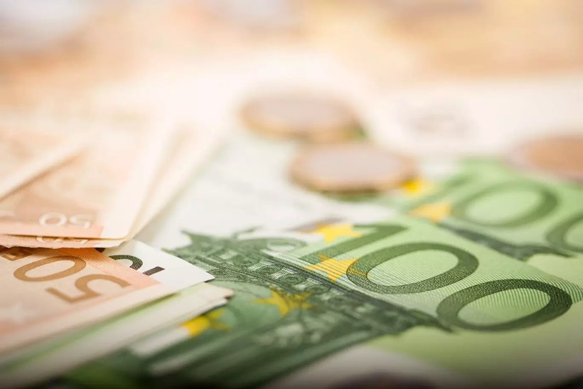 EUR