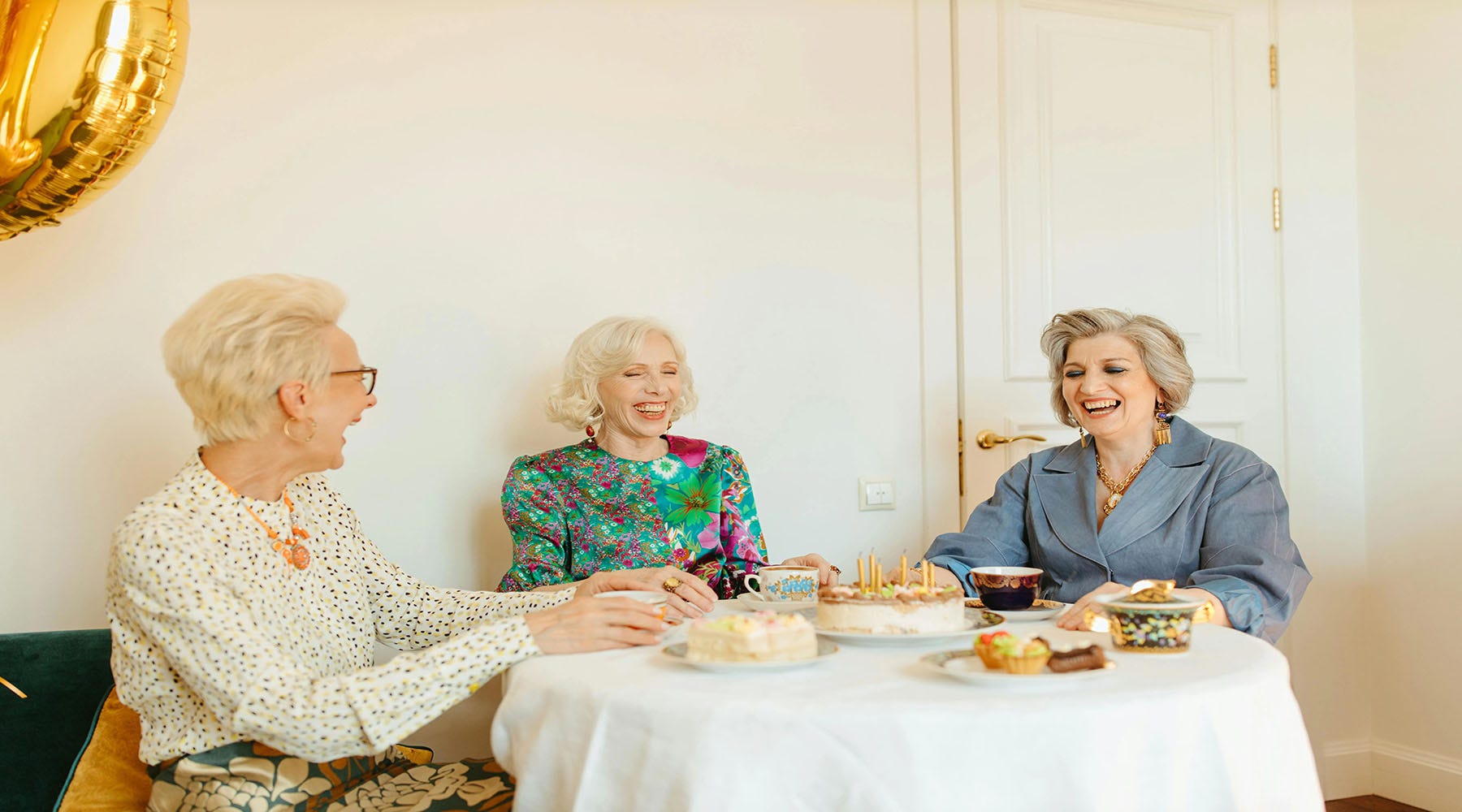 Grupo_de_mujeres_inglesas_tomando_una_copa_de_té_y_disfrutando_de_una_conversación_en_el_idioma_inglés.jpg