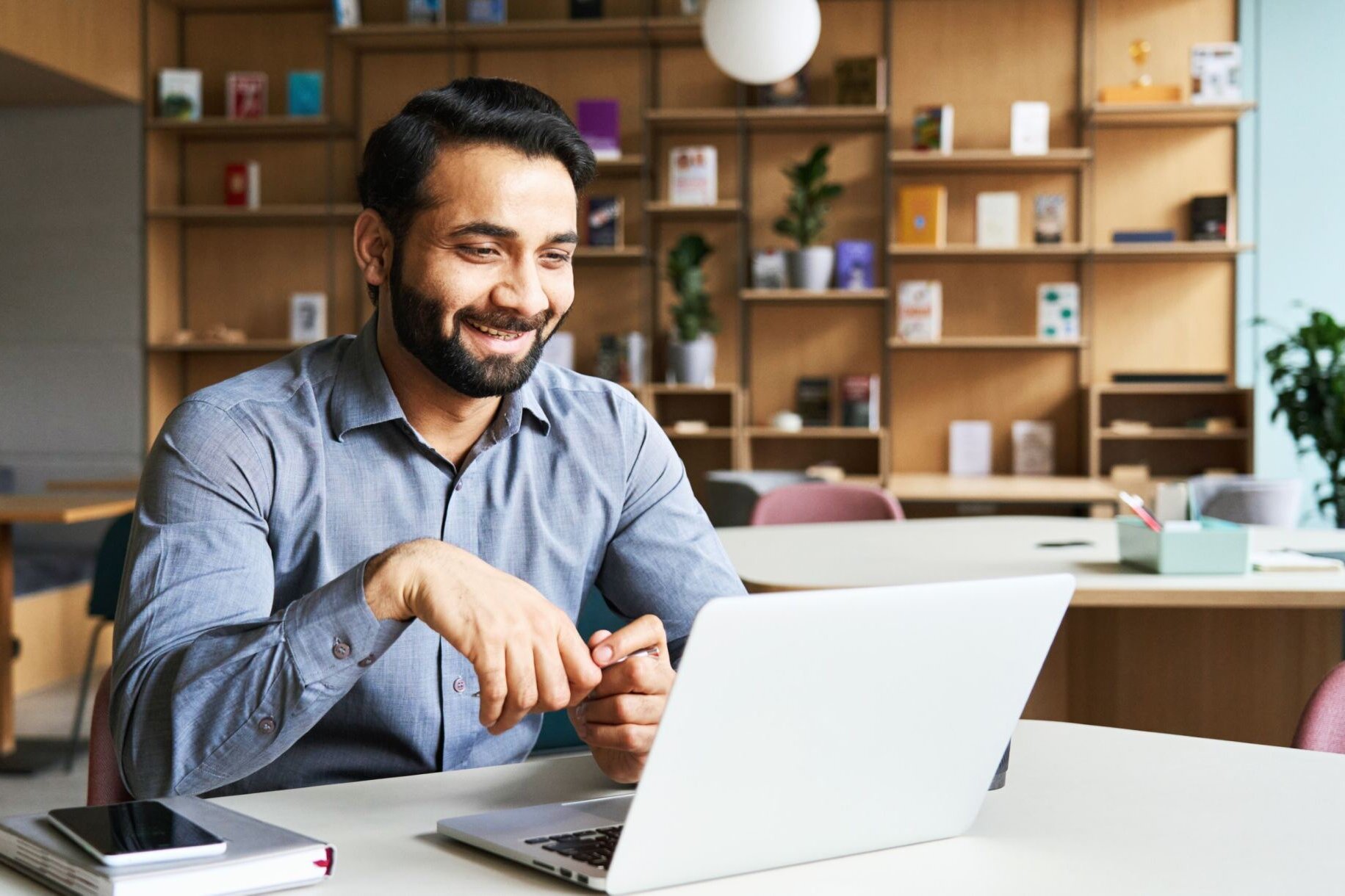 Man in front of a laptop learning a language with an online group course at Berlitz Algeria