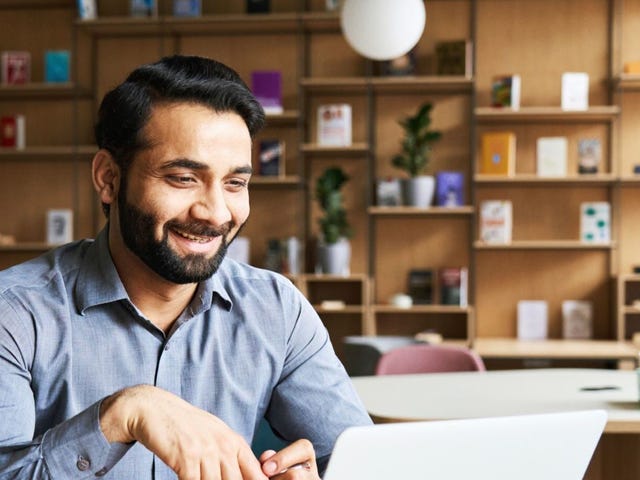 Man in front of a laptop learning a language with an online group course at Berlitz Algeria