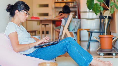Women holding her laptop while attending a Mandarin class with Berlitz Algeria