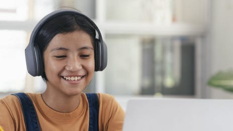 Girl listening to her instructor during her online Spanish lesson with Berlitz Algeria