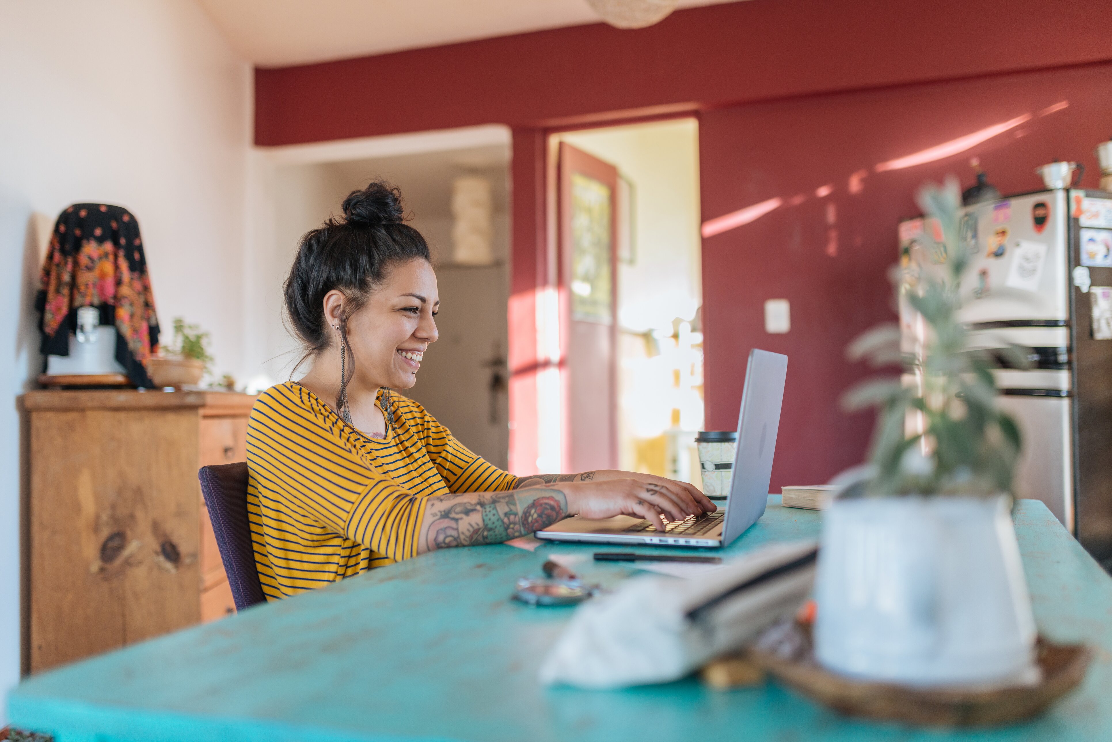 Woman sitting in front of her laptop and learning a language with Berlitz Flex
