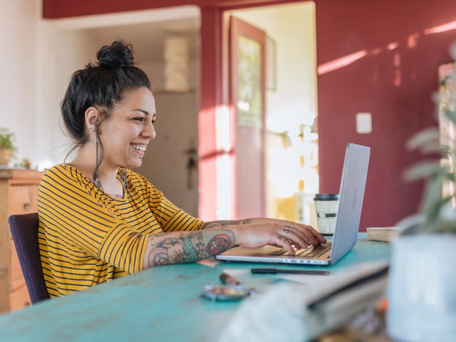 Woman sitting in front of her laptop and learning a language with Berlitz Flex