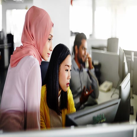 Women in front of a computer looking at Korean courses with Berlitz Algeria