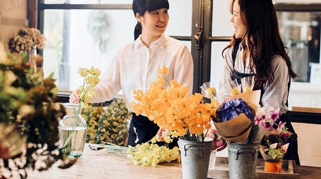 Women in a flower shop talking in Japanese after their language class with Berlitz Algeria