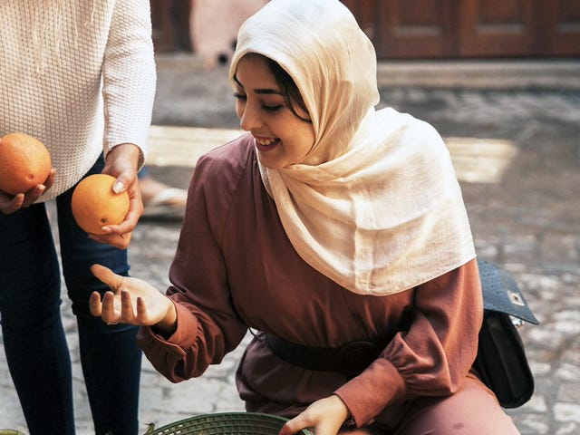 Woman talking about dishes after completing her Berlitz 3 level course