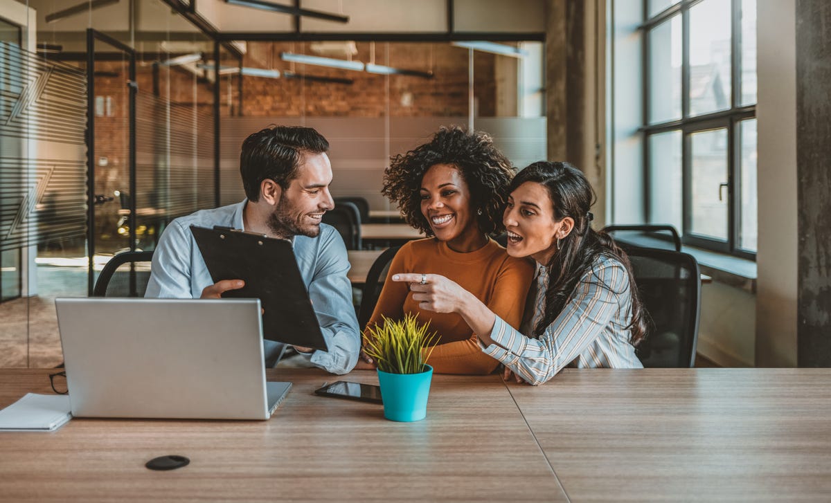 Students in front of a laptop learning Italian with Berlitz Algeria