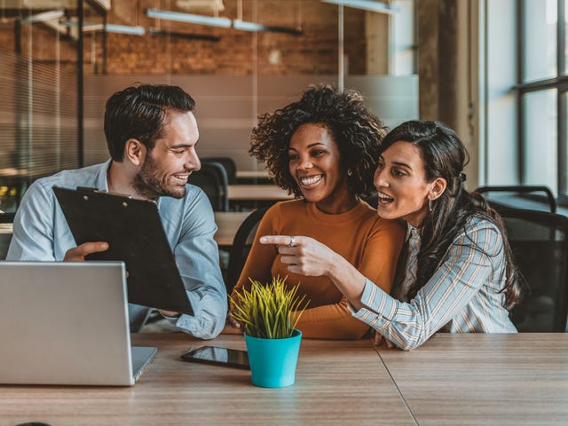 Students in front of a laptop learning Italian with Berlitz Algeria