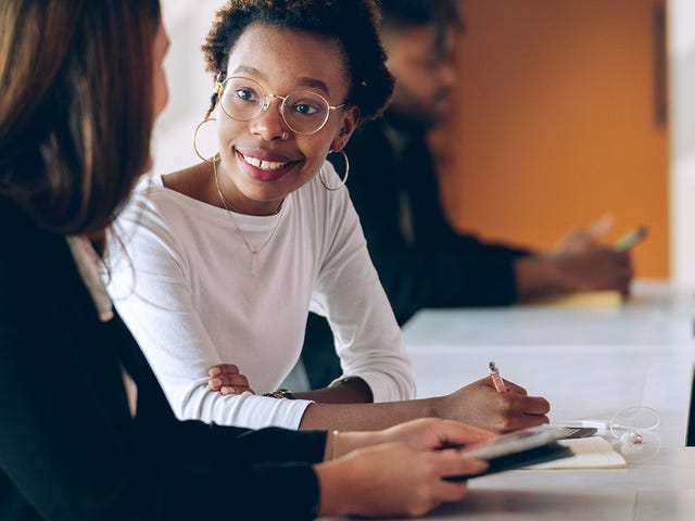 Students making notes and talking to each other during a beginner Arabic class with Berlitz Algeria