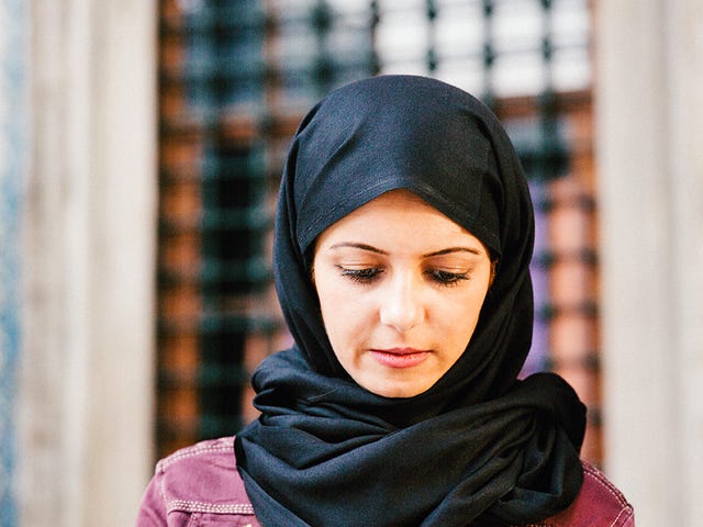 Woman holding her phone and learning Arabic with Berlitz Algeria