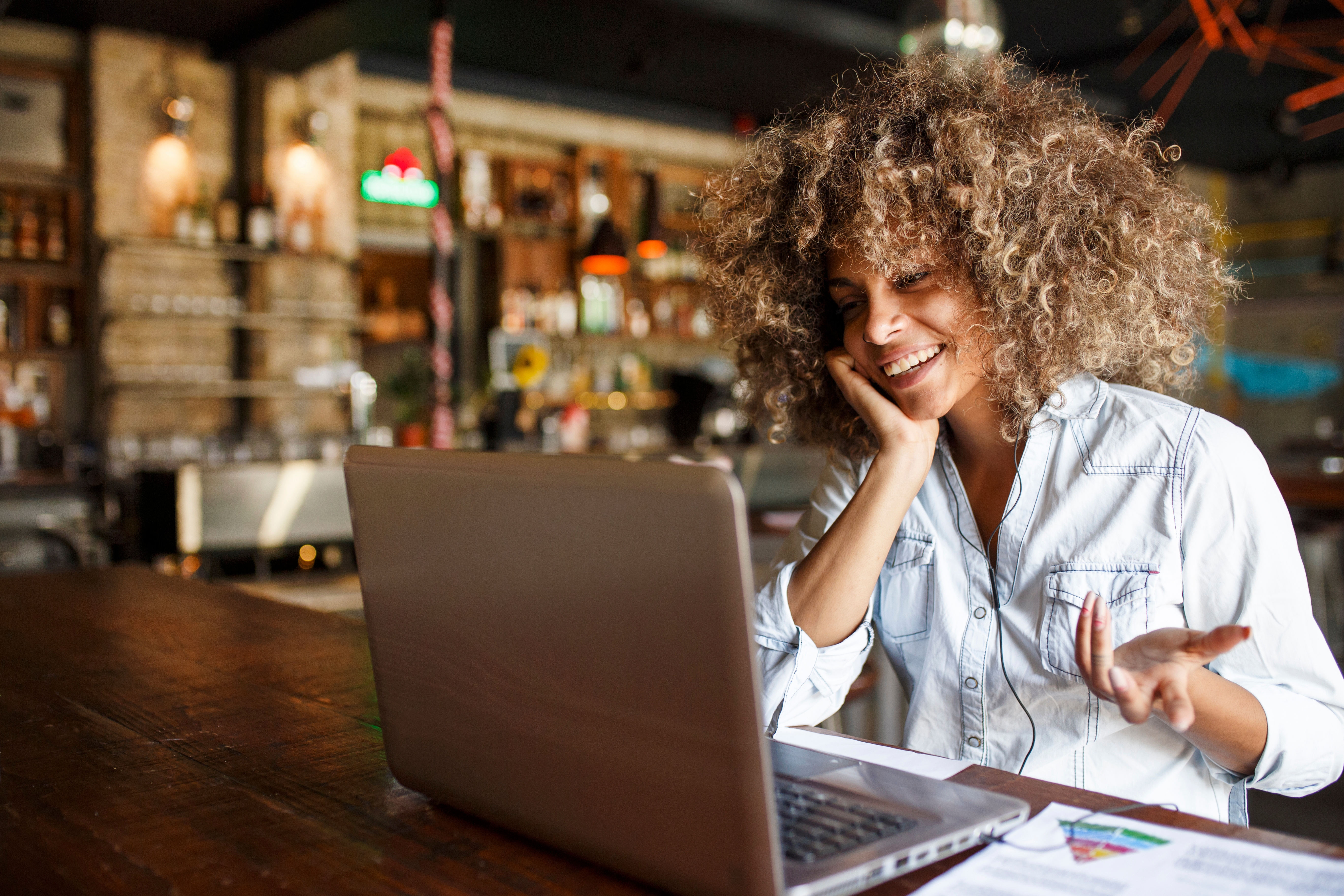 Woman in front of her laptop taking an online private language course with Berlitz Algeria