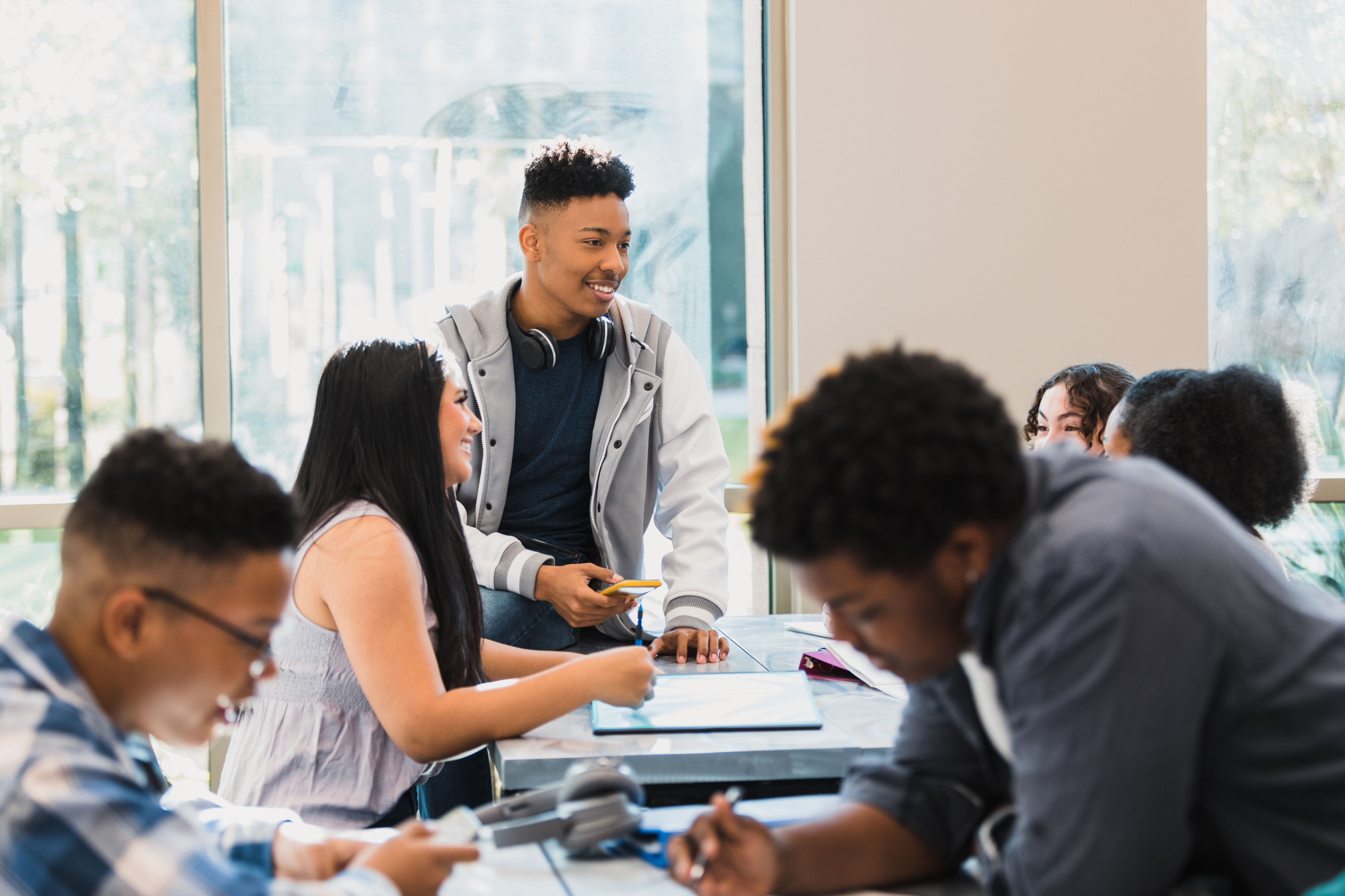 Students chatting in a foreign language class with Berlitz Algeria