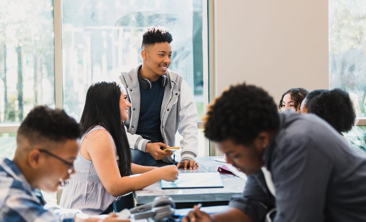 Students chatting in a foreign language class with Berlitz Algeria