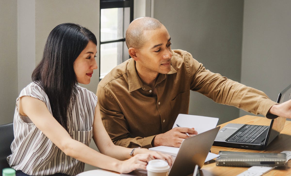 Student and her instructor talking and and watching a computer during their French course for beginners