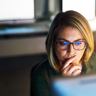 Woman taking an English online placement test with Berlitz on her computer