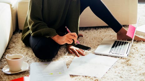 Woman making notes during an online private course with Berlitz Algeria