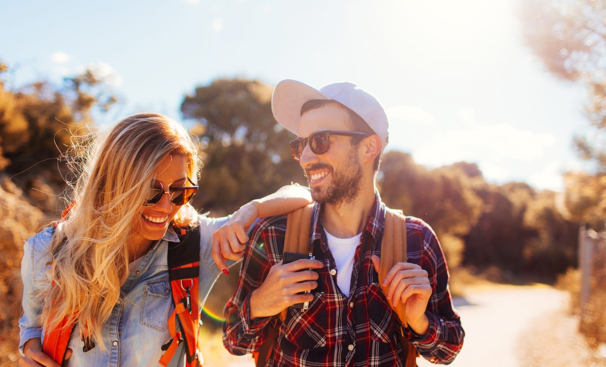 Couple with backpacks talking in Portuguese after their language class with Berlitz Algeria