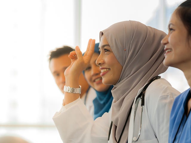 Woman raising her hand during a professional French class with Berlitz Algeria