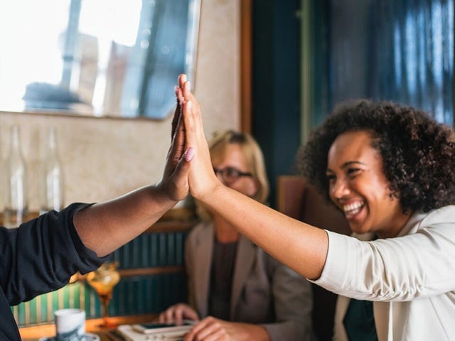 Students giving each other a high five during an Arabic class for beginners with Berlitz Algeria