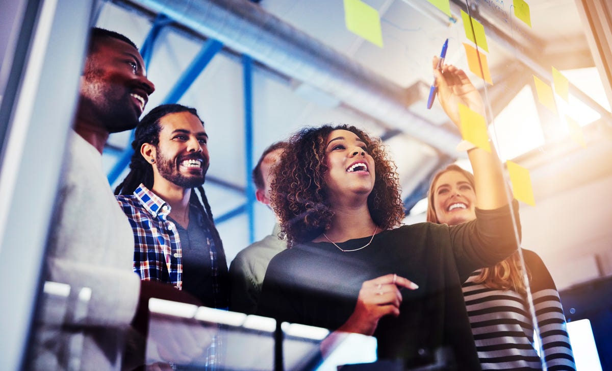 Group of students writing on sticky notes during an in-person language class with Berlitz Algeria