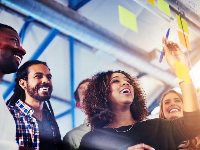 Group of students writing on sticky notes during an in-person language class with Berlitz Algeria