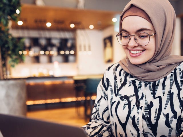 Woman taking an intermediate English class with Berlitz Algeria from her laptop