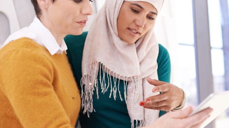 Student and instructor looking at a tablet during an intensive language class at Berlitz Algeria